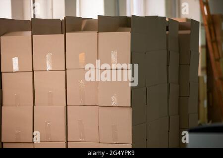 Viele Kartons in Reihen gestapelt. Stockfoto