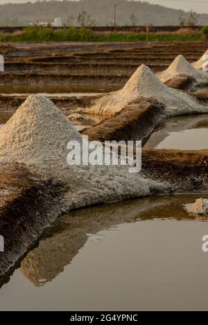 Schöne Aufnahme von Salzverdunstungspeichen bei Tageslicht Stockfoto