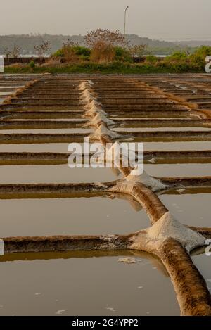 Schöne Aufnahme von Salzverdunstungspeichen bei Tageslicht Stockfoto