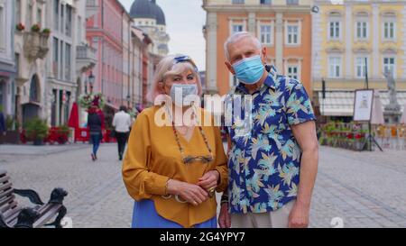 Ältere Paar Touristen Großmutter und Großvater tragen medizinische Schutz Coronavirus Maske Stockfoto