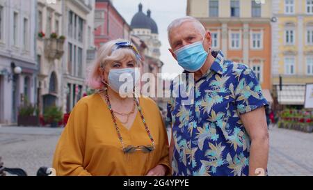 Ältere Paar Touristen Großmutter und Großvater tragen medizinische Schutz Coronavirus Maske Stockfoto