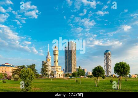 Attraktionen von Batumi in der Nähe des Meeres, Blick auf Gebäude an einem Sommertag Stockfoto