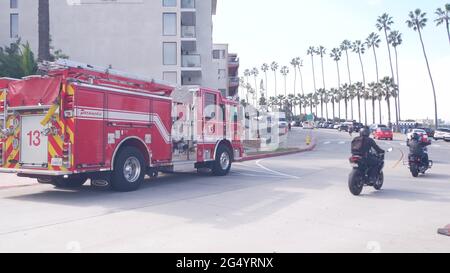 La Jolla, California USA - 23 Nov 2020: Rote Feuerwehrleute feuern LKW-Motor, Rettungsschwimmer oder 911 Rettungsfeuerwagen in San Diego. Öffentliche n Stockfoto