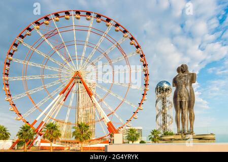 Batumi, Georgia - Jine 15, 2018: Skulptur von Ali und Nino in Batumi in der Nähe des Riesenrads Stockfoto