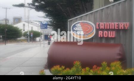 Monterey, Kalifornien, USA - 13 Dec 2020: Cannery Row Road sign, Tourist Landmark. Fisherman Wharf, Retro-Industriestraße mit Konservenfirmen, sard Stockfoto