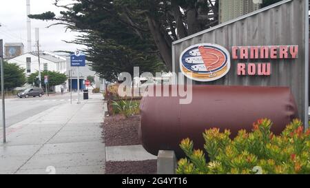 Monterey, Kalifornien, USA - 13 Dec 2020: Cannery Row Road sign, Tourist Landmark. Fisherman Wharf, Retro-Industriestraße mit Konservenfirmen, sard Stockfoto