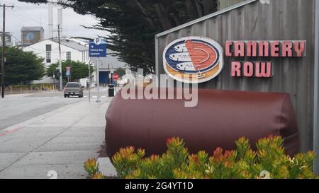 Monterey, Kalifornien, USA - 13 Dec 2020: Cannery Row Road sign, Tourist Landmark. Fisherman Wharf, Retro-Industriestraße mit Konservenfirmen, sard Stockfoto