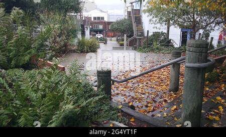 Monterey, Kalifornien, USA - 13. Dezember 2020: Touristenattraktion in der Cannery Row. Ed Ricketts Pacific Biological Laboratories, altes Holzgebäude, John Stockfoto