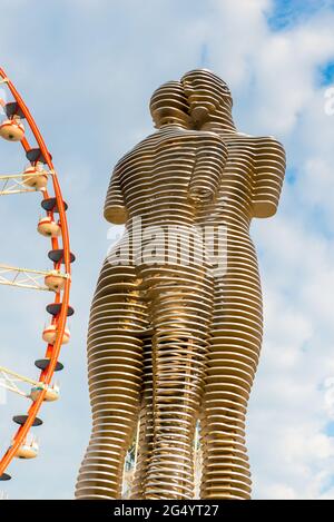 Batumi, Georgia - Jine 15, 2018: Metallskulptur in Batumi - Ali und Nino Stockfoto