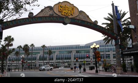 San Diego, California USA - 23 Dec 2020: Gaslamp Quarter historisches Eingangsbogenschild. Retro-Neon-Schild auf der 5. Welle leuchtet. Vintage-Beschilderung auf den City s Stockfoto