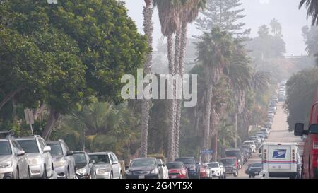 San Diego, California USA - 21 Nov 2020: USPS-Postauto auf der Stadtstraße, Wohnviertel der Nachbarschaft. Postauto oder -Fahrzeug, Grumman LLV Stockfoto