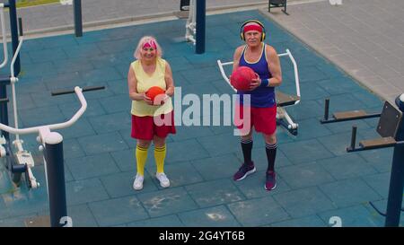 Senior Basketball Team paar Mann Frau Spiel mit Ball, üben Dribbeln auf dem Spielplatz Stockfoto