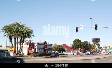 San Diego, California USA - 29 Nov 2020: Fast-Food-Restaurants auf der City Street. In-n-Out Burger Drive Thru, Del Taco Logo, Marketing-Werbeschilder Stockfoto
