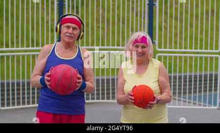 Senior Basketball Sport Paar Mann Frau spielen Ballspiel, üben Dribbeln auf Stadion Court Stockfoto