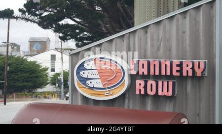 Monterey, Kalifornien, USA - 13 Dec 2020: Cannery Row Road sign, Tourist Landmark. Fisherman Wharf, Retro-Industriestraße mit Konservenfirmen, sard Stockfoto