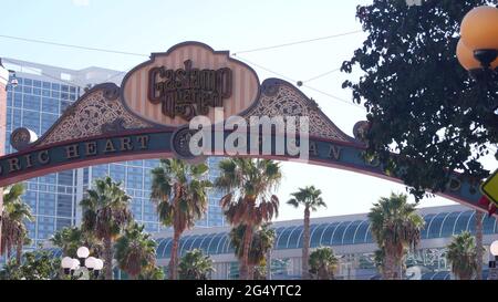 San Diego, California USA - 28 Nov 2020: Gaslamp Quarter historisches Eingangsbogenschild. Retro-Neon-Schild an der 5th ave. Vintage-Beschilderung an der City Street, Stockfoto