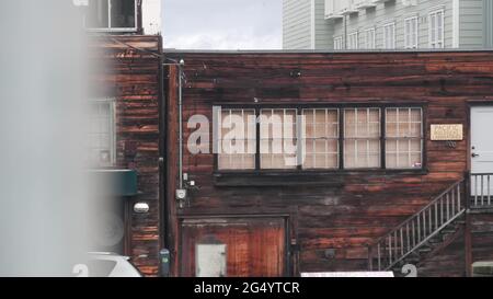 Monterey, Kalifornien, USA - 13. Dezember 2020: Touristenattraktion in der Cannery Row. Ed Ricketts Pacific Biological Laboratories, altes Holzgebäude, John Stockfoto