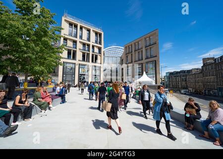 Edinburgh, Schottland, Großbritannien. 24. Juni 2021. Erste Bilder des neuen St. James Quarter, das heute Morgen in Edinburgh eröffnet wurde. Der große Einzel- und Wohnkomplex ersetzte das St. James Center, das den Standort viele Jahre lang besetzte. PIC; Mitglieder der öffentlichen Müllerei über den Eingang zum Einkaufszentrum in Leith Street .Iain Masterton/Alamy Live News Stockfoto