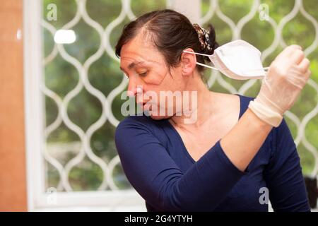 Erschöpfter Arzt/Krankenschwester mit Maske zum Schutz vor N95-Coronavirus Coronavirus Covid-19 Ausbruch psychischen Stress eines Frontarbeiters. Narben auf t Stockfoto