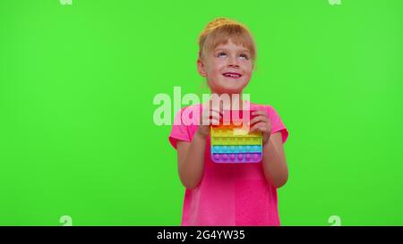 Müde gelangweilte Kinder Mädchen Kind quetschen Pressen Anti-Stress-Touchscreen drücken Pop es beliebtes Spielzeug Stockfoto