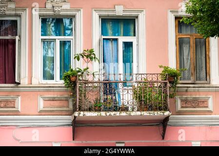 Malerisches Balkonhaus mit Blumen auf der Terrasse Stockfoto