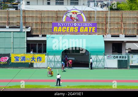 Die Teilnehmer starten auf der Kyoto Keirin Racetrack in Mukomachi, Kyoto, Japan, ein „Keirin“-Radrennen. Stockfoto