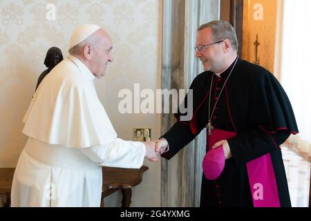 Rom, Italien. Juni 2021. 24. Juni 2021: Papst Franziskus empfing in Audienz Msgr. Georg Bätzing, Bischof von Limburg (Bundesrepublik Deutschland), Präsident der Deutschen Bischofskonferenz im Vatikan Credit: Independent Photo Agency/Alamy Live News Stockfoto