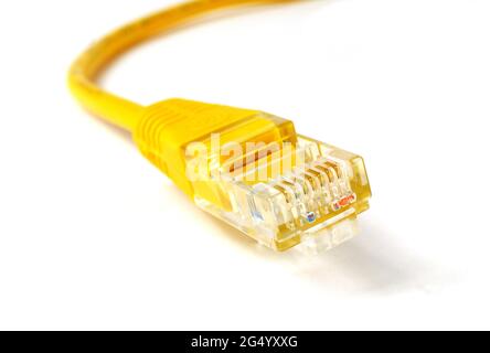 Makroaufnahme des RJ45-Steckers des Netzwerkkabels auf weißem Hintergrund, geringe Schärfentiefe Stockfoto