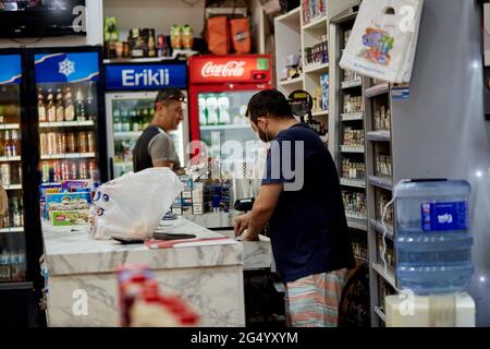 Kemer, Türkei - 25. Mai 2021: Souvenirladen. Kassierer verkauft Waren an einen Kunden an der Kasse. Hochwertige Fotos Stockfoto