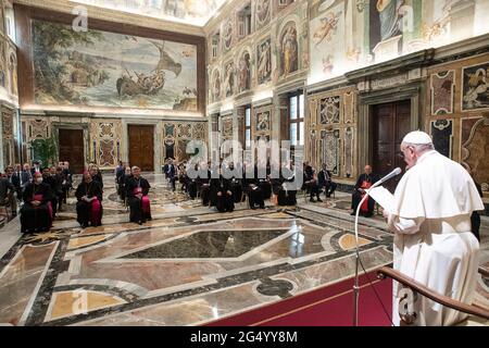 24. Juni 2021: Papst Franziskus empfing in Audienz die Teilnehmer der Versammlung der "Riunione delle Opere per l'Aiuto alle Chiese Orientali" (R.O.A.C.O.) im Vatikan. Stockfoto