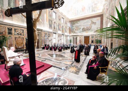 24. Juni 2021: Papst Franziskus empfing in Audienz die Teilnehmer der Versammlung der "Riunione delle Opere per l'Aiuto alle Chiese Orientali" (R.O.A.C.O.) im Vatikan. Stockfoto