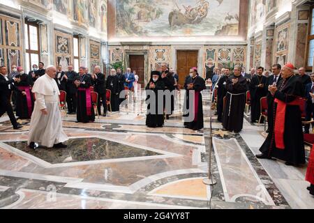 24. Juni 2021: Papst Franziskus empfing in Audienz die Teilnehmer der Versammlung der "Riunione delle Opere per l'Aiuto alle Chiese Orientali" (R.O.A.C.O.) im Vatikan. Stockfoto