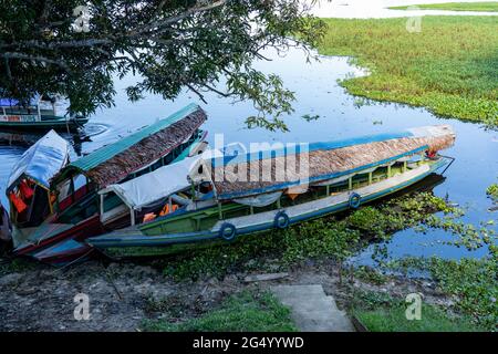 Holzboote entlang des Flusses Itaya in Iquitos, Peru Stockfoto