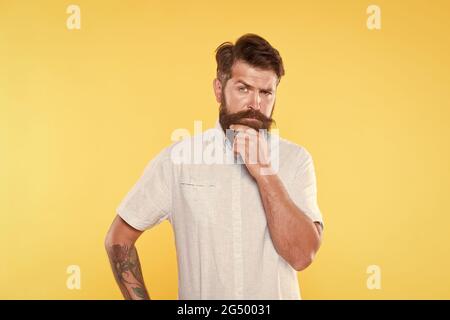 Voller Selbstvertrauen. Bärtiger Koch in weißem Hemd. Brutaler kaukasischer Hipster mit Schnurrbart. Selbstbewusster und gutaussehender brutaler Mann. Charismatischer Kerl, der aussieht Stockfoto