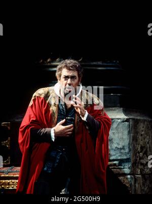 Placido Domingo (Otello) in OTELLO von Verdi an der Royal Opera, Covent Garden, London WC2 23/10/1992 Musik: Giuseppe Verdi Libretto: Arrigo Boito nach Shakespeares OTHELLO Dirigent: Georg Solti Bühnenbild: Timothy O’Brien Kostüme: Peter J Hall Beleuchtung: Robert Bryan Regie: Elijah Moshinsky Stockfoto