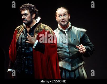 l-r: Placido Domingo (Otello), Sergei Leiferkus (Iago) in OTELLO von Verdi an der Royal Opera, Covent Garden, London WC2 23/10/1992 Musik: Giuseppe Verdi Libretto: Arrigo Boito nach Shakespeares OTHELLO Dirigent: Georg Solti Bühnenbild: Timothy O’Brien Kostüme: Peter J Hall Beleuchtung: Robert Bryan Regie: Elijah Moshinsky Stockfoto