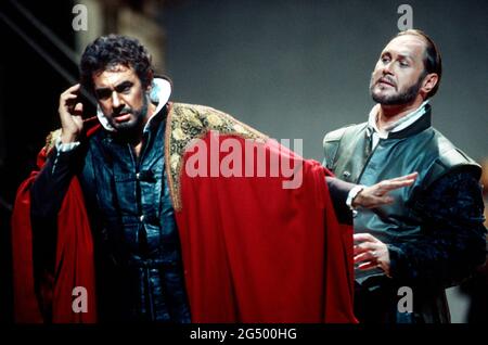 l-r: Placido Domingo (Otello), Sergei Leiferkus (Iago) in OTELLO von Verdi an der Royal Opera, Covent Garden, London WC2 23/10/1992 Musik: Giuseppe Verdi Libretto: Arrigo Boito nach Shakespeares OTHELLO Dirigent: Georg Solti Bühnenbild: Timothy O’Brien Kostüme: Peter J Hall Beleuchtung: Robert Bryan Regie: Elijah Moshinsky Stockfoto