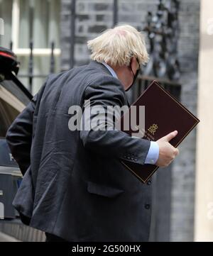 London, England, Großbritannien. Juni 2021. Der britische Premierminister BORIS JOHNSON trifft in der Downing Street 10 ein. Kredit: Tayfun Salci/ZUMA Wire/Alamy Live Nachrichten Stockfoto