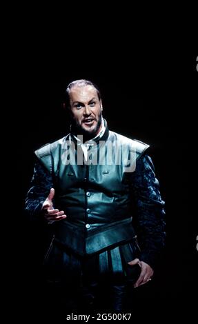 Sergei Leiferkus (Iago) in OTELLO von Verdi an der Royal Opera, Covent Garden, London WC2 23/10/1992 Musik: Giuseppe Verdi Libretto: Arrigo Boito nach Shakespeares OTHELLO Dirigent: Georg Solti Bühnenbild: Timothy O’Brien Kostüme: Peter J Hall Beleuchtung: Robert Bryan Regie: Elijah Moshinsky Stockfoto