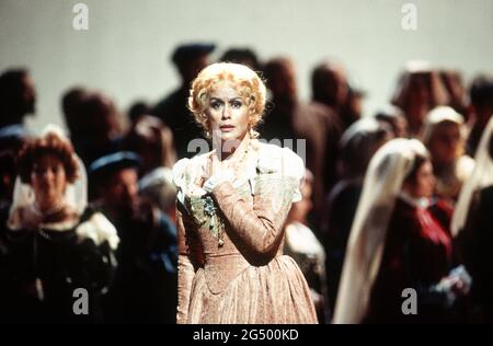 Kiri Te Kanawa (Desdemona) in OTELLO von Verdi an der Royal Opera, Covent Garden, London WC2 23/10/1992 Musik: Giuseppe Verdi Libretto: Arrigo Boito nach Shakespeares OTHELLO Dirigent: Georg Solti Bühnenbild: Timothy O’Brien Kostüme: Peter J Hall Beleuchtung: Robert Bryan Regie: Elijah Moshinsky Stockfoto