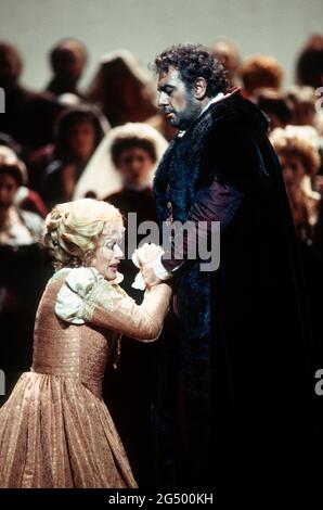 Kiri Te Kanawa (Desdemona), Placido Domingo (Otello) in OTELLO von Verdi an der Royal Opera, Covent Garden, London WC2 23/10/1992 Musik: Giuseppe Verdi Libretto: Arrigo Boito nach Shakespeares OTHELLO Dirigent: Georg Solti Bühnenbild: Timothy O’Brien Kostüme: Peter J Hall Beleuchtung: Robert Bryan Regie: Elijah Moshinsky Stockfoto