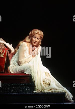 Kiri Te Kanawa (Desdemona) in OTELLO von Verdi an der Royal Opera, Covent Garden, London WC2 23/10/1992 Musik: Giuseppe Verdi Libretto: Arrigo Boito nach Shakespeares OTHELLO Dirigent: Georg Solti Bühnenbild: Timothy O’Brien Kostüme: Peter J Hall Beleuchtung: Robert Bryan Regie: Elijah Moshinsky Stockfoto