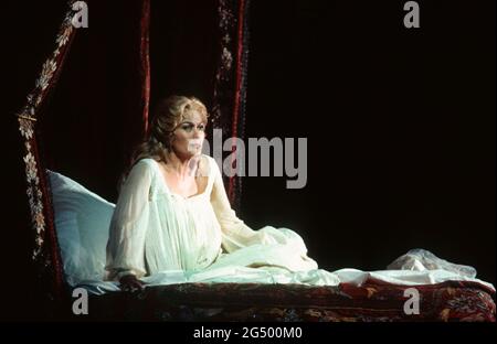 Kiri Te Kanawa (Desdemona) in OTELLO von Verdi an der Royal Opera, Covent Garden, London WC2 23/10/1992 Musik: Giuseppe Verdi Libretto: Arrigo Boito nach Shakespeares OTHELLO Dirigent: Georg Solti Bühnenbild: Timothy O’Brien Kostüme: Peter J Hall Beleuchtung: Robert Bryan Regie: Elijah Moshinsky Stockfoto