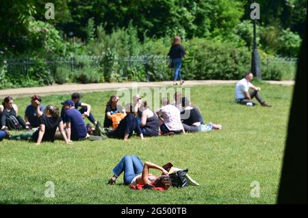 Brighton UK 24. Juni 2021 - Sonnenanbeter genießen eine Pause im Pavilion Gardens Brighton an einem schönen, warmen und sonnigen Tag. : Credit Simon Dack / Alamy Live News Stockfoto