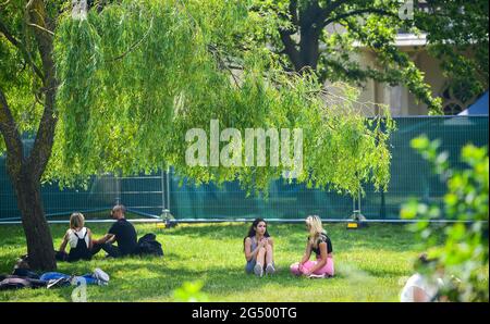 Brighton UK 24. Juni 2021 - Sonnenanbeter genießen eine Pause im Pavilion Gardens Brighton an einem schönen, warmen und sonnigen Tag. : Credit Simon Dack / Alamy Live News Stockfoto