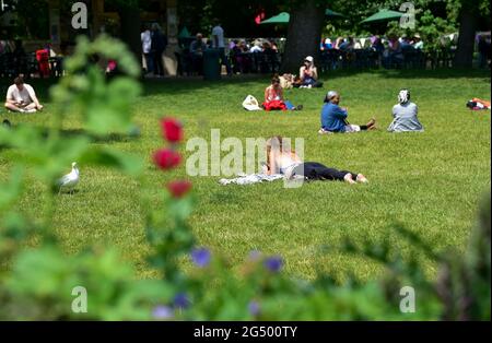 Brighton UK 24. Juni 2021 - Sonnenanbeter genießen eine Pause im Pavilion Gardens Brighton an einem schönen, warmen und sonnigen Tag. : Credit Simon Dack / Alamy Live News Stockfoto