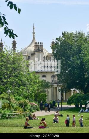 Brighton UK 24. Juni 2021 - Sonnenanbeter genießen eine Pause im Pavilion Gardens Brighton an einem schönen, warmen und sonnigen Tag. : Credit Simon Dack / Alamy Live News Stockfoto