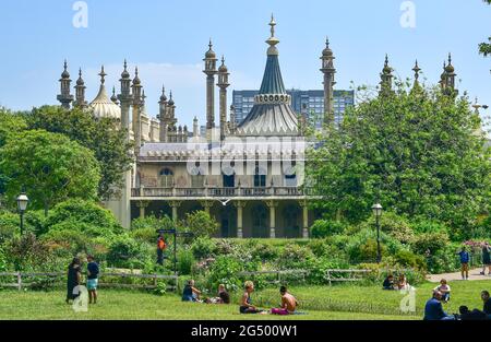 Brighton UK 24. Juni 2021 - Sonnenanbeter genießen eine Pause im Pavilion Gardens Brighton an einem schönen, warmen und sonnigen Tag. : Credit Simon Dack / Alamy Live News Stockfoto