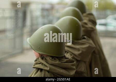 Soldaten in Helmen. Militärs. Soldaten des zweiten Weltkrieges. Sowjetische Militäruniform. Menschen in Regenmänteln und Helmen. Der Zweite Weltkrieg Stockfoto