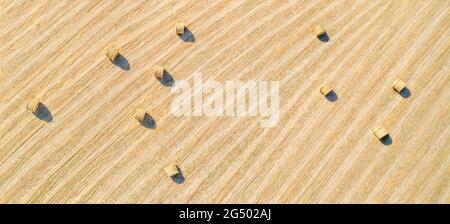 Luftpanorama des landwirtschaftlichen Feldes mit Heuballen, natürliches Muster Stockfoto